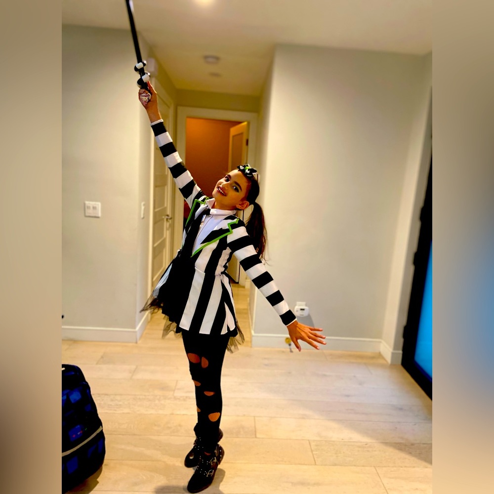 Beetlejuice costume for girls